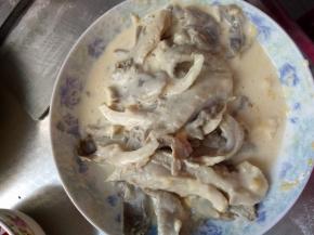 将煮好的鲜蘑 和刚才的粉汁 搅拌