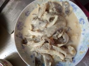 将煮好的鲜蘑 和刚才的粉汁 搅拌