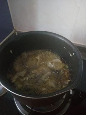 热油 将刚才调好的蘑菇 炸到金黄即可