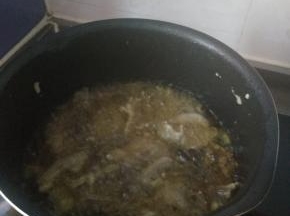 热油 将刚才调好的蘑菇 炸到金黄即可