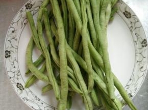 把豆角俩边去丝，掰成俩段，清水冲洗豆角