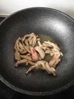 锅内加入少许油