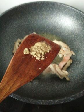 将五花肉切片放入锅中