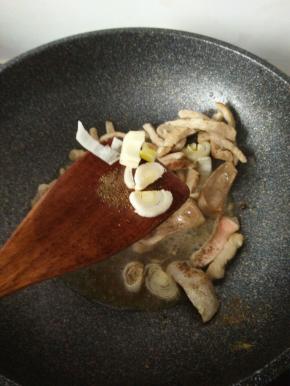 加入葱丝和五香粉翻炒