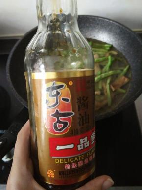 加入酱油，生抽，花椒，盐