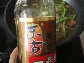 加入酱油，生抽，花椒，盐