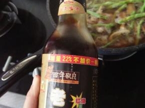 加入生抽，花椒，盐