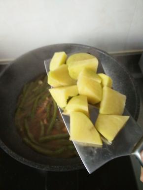 水开后加入土豆，盖上锅盖中火大约30分钟收汤