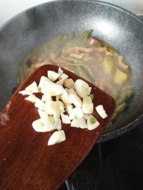 待出锅之前加入少许蒜末。