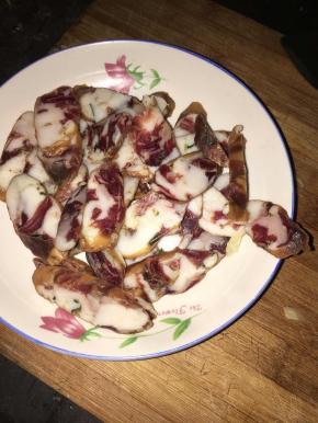 把腊肉香肠切片