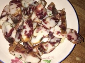 把腊肉香肠切片