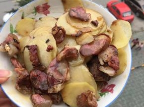 放入调味品，装盘即可