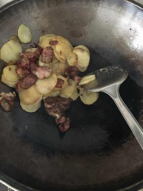 倒入食材在烧热的油锅里翻炒