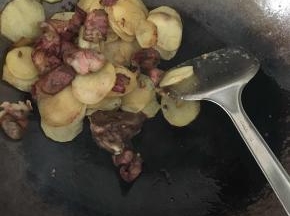 倒入食材在烧热的油锅里翻炒