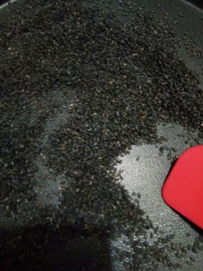 面团发酵时间做馅。黑芝麻洗净，沥干水分，放电饼铛里炒香，