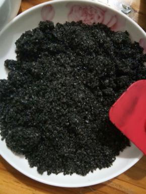 炒香的黑芝麻放料理机加糖粉打成粉，加入芝麻油拌匀，馅就好了！