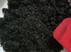 炒香的黑芝麻放料理机加糖粉打成粉，加入芝麻油拌匀，馅就好了！