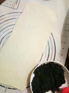 取出发酵好的面团，排气，擀成长方形，