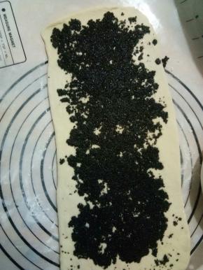 铺上芝麻馅，从三分之一处向中间折