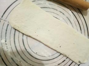 折好的面团，继续擀成长条形，