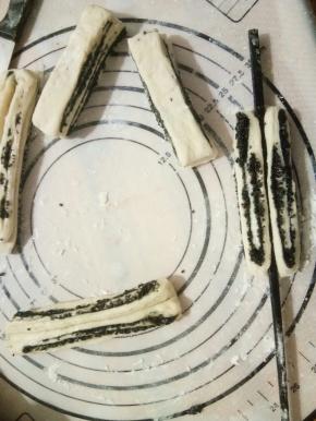 拿一根筷子，中间压一下，拉长，放一旁松弛，5分钟！