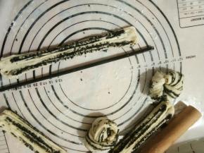 松弛好的面团，再次拉长，卷成你喜欢的模样！