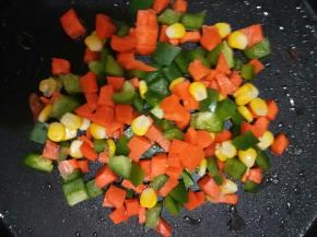 平底锅下少量油，油热下所有时蔬！