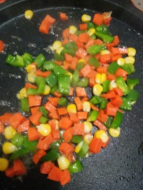 九成熟时，下盐，拌匀，即可装盘，食用！