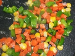 九成熟时，下盐，拌匀，即可装盘，食用！