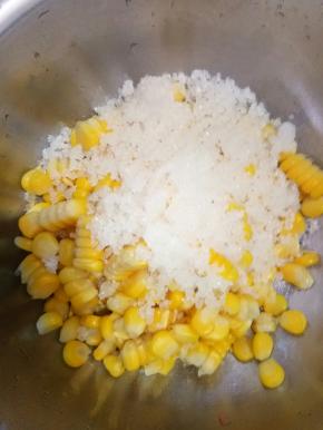 取下玉米粒，加糖，加水，用料理机打成汁！