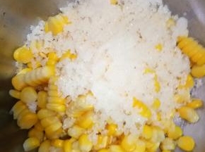 取下玉米粒，加糖，加水，用料理机打成汁！