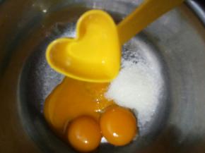 鸡蛋分离，蛋黄加糖拌匀！