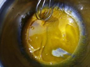 倒入玉米油，拌匀，