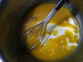 加入牛奶，拌匀，避免油乳分离，