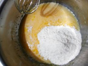 筛入低粉与泡打粉，切拌均匀，