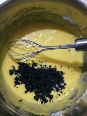 加入黑芝麻馅，拌匀，放一边备用！烤箱预热上火130，下火125度！