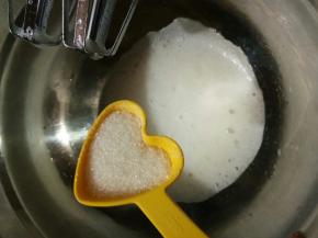 蛋白分三次加糖打发，鱼眼泡时加第一次糖！