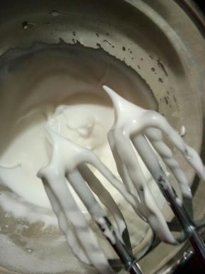 打发至干性发泡，即提起打蛋器有小尖尖！