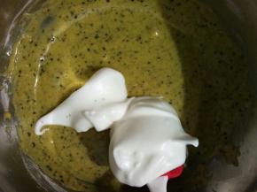 取三分之一蛋白加入蛋黄糊，切拌均匀！