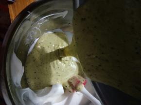 拌匀的蛋黄糊，倒回蛋白中，切拌均匀！