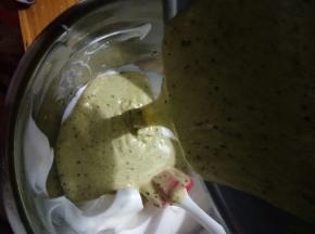 拌匀的蛋黄糊，倒回蛋白中，切拌均匀！