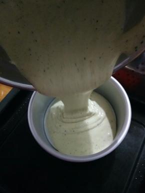 慢慢倒入模具中，送进烤箱！上火130，下火125,50分钟，即可出炉