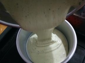慢慢倒入模具中，送进烤箱！上火130，下火125,50分钟，即可出炉