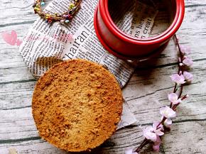 出炉后轻轻震下，倒扣一小时，再脱模！