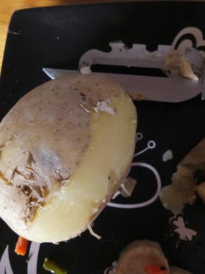 胡萝卜洗净，直接带皮放高压锅煮熟！