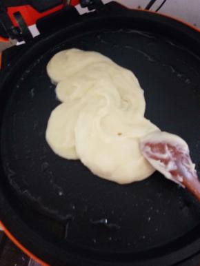 电饼铛预热，抹油，倒入土豆泥！