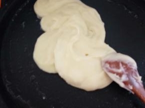 电饼铛预热，抹油，倒入土豆泥！