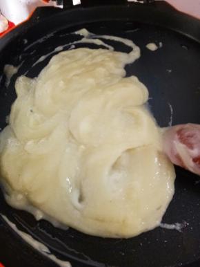 小火搅拌五分钟后，加盐，加油，