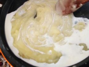 待油全部吸收后，放入牛奶！