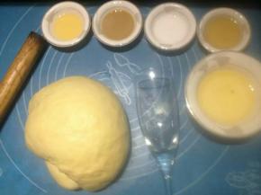 除盐、油外将食材1中所有材料混合和成光滑的面团，然后加入盐，和到手感觉不到盐颗粒为止，之后分多次加入油，把面和到轻易能撑出一张透明薄膜为止。